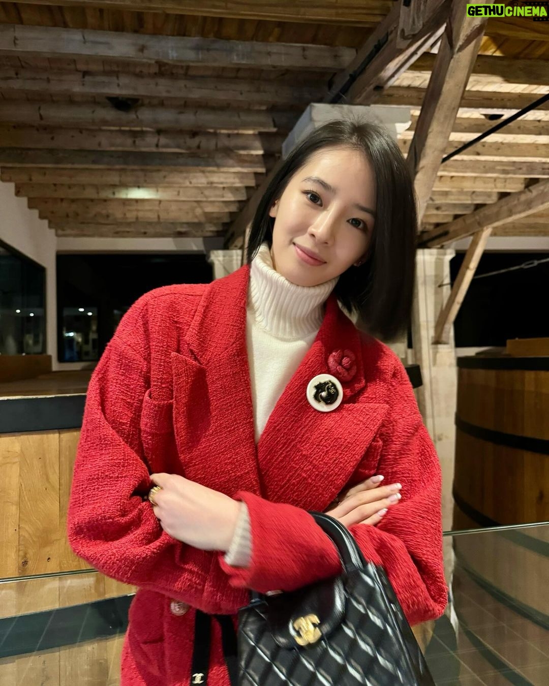 Irene Kim Instagram - A Santa inspired lunch look 🎅🏼❤️🎄