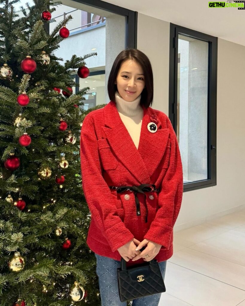 Irene Kim Instagram - A Santa inspired lunch look 🎅🏼❤️🎄