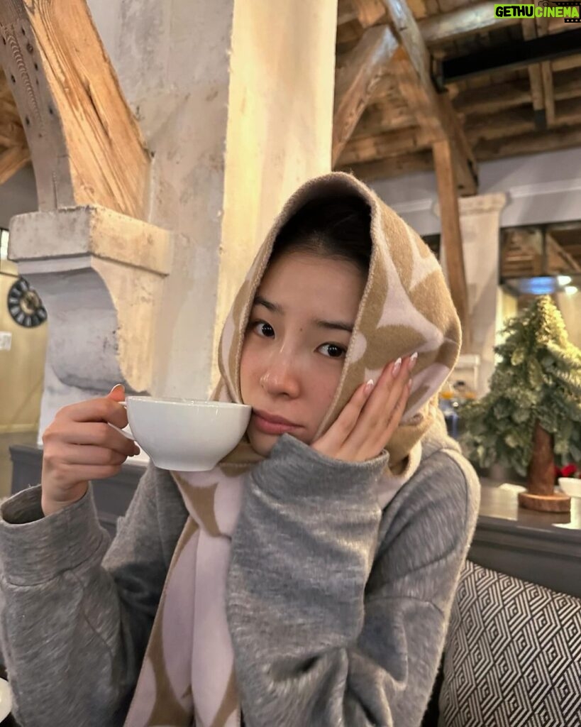 Irene Kim Instagram - Morning walks are a mood🤍 #광고 @louisvuitton