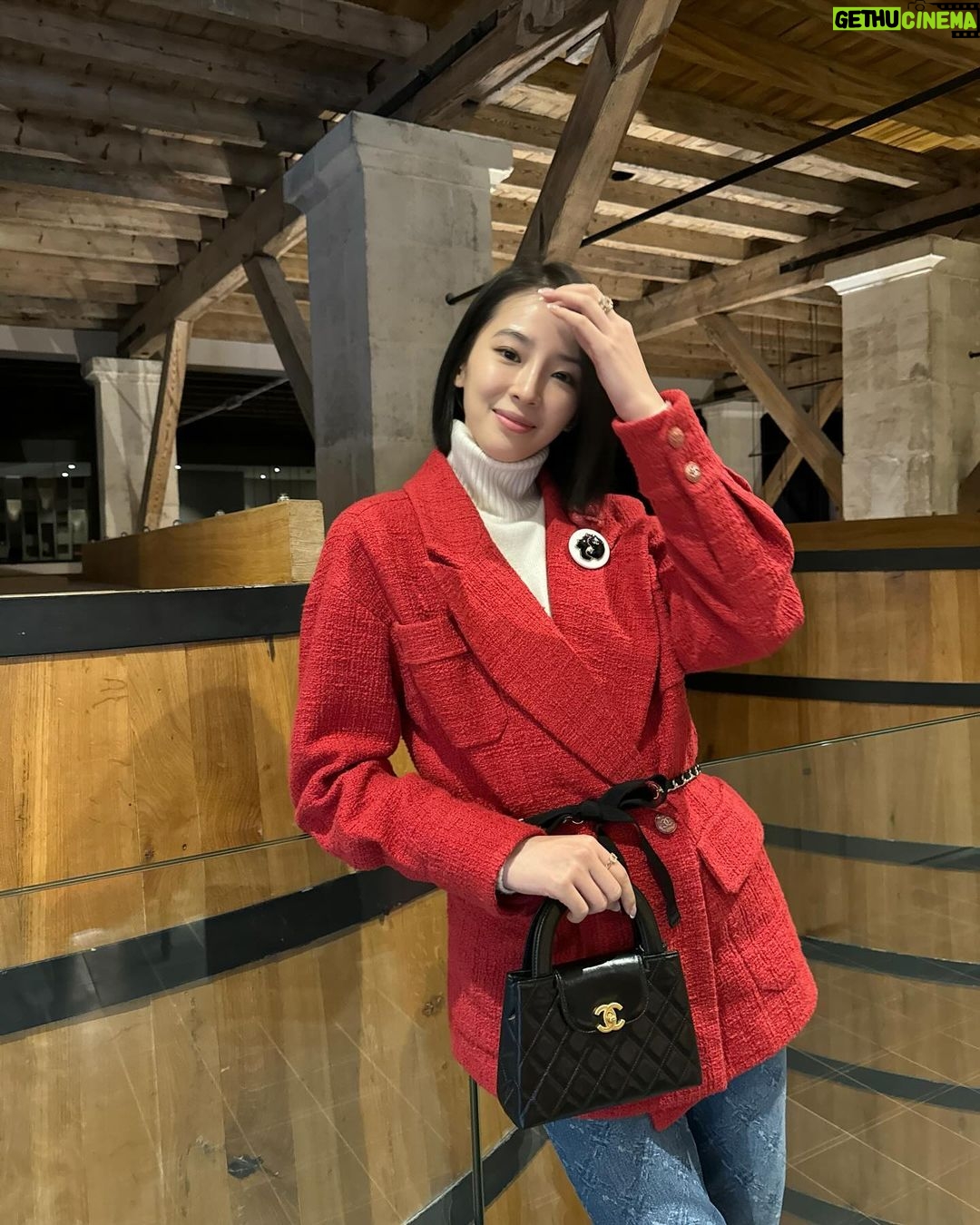 Irene Kim Instagram - A Santa inspired lunch look 🎅🏼❤️🎄