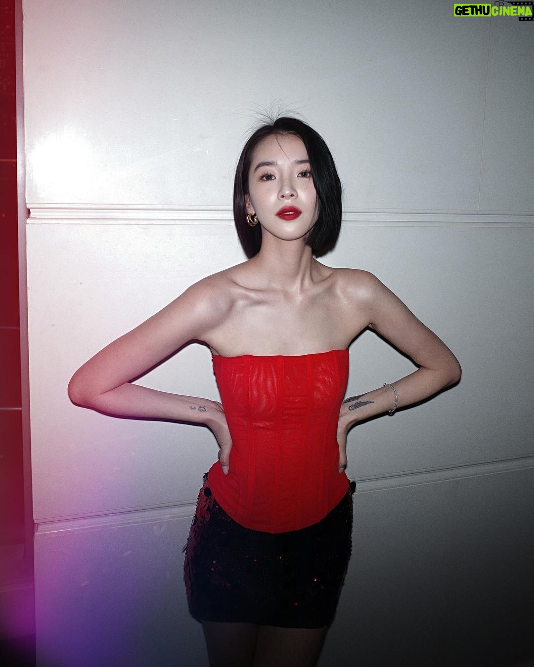 Irene Kim Instagram - Paint the town red💋 @revolve #AD #REVOLVEaroundtheworld Singapore