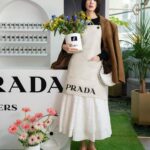 Irene Kim Instagram - Today I’m visiting the #PradaFW23 Kiosk in Jongro, Seoul. Flowers are the protagonists of the new @prada FW23 Campaign and a series of special initiatives that Prada is revealing in select international cities from September 14 to 16, 2023. 종로, 성수, 강남 까치화방에서 만나요!💐 @prada #PradaFW23 #adv 까치화방 종로타워