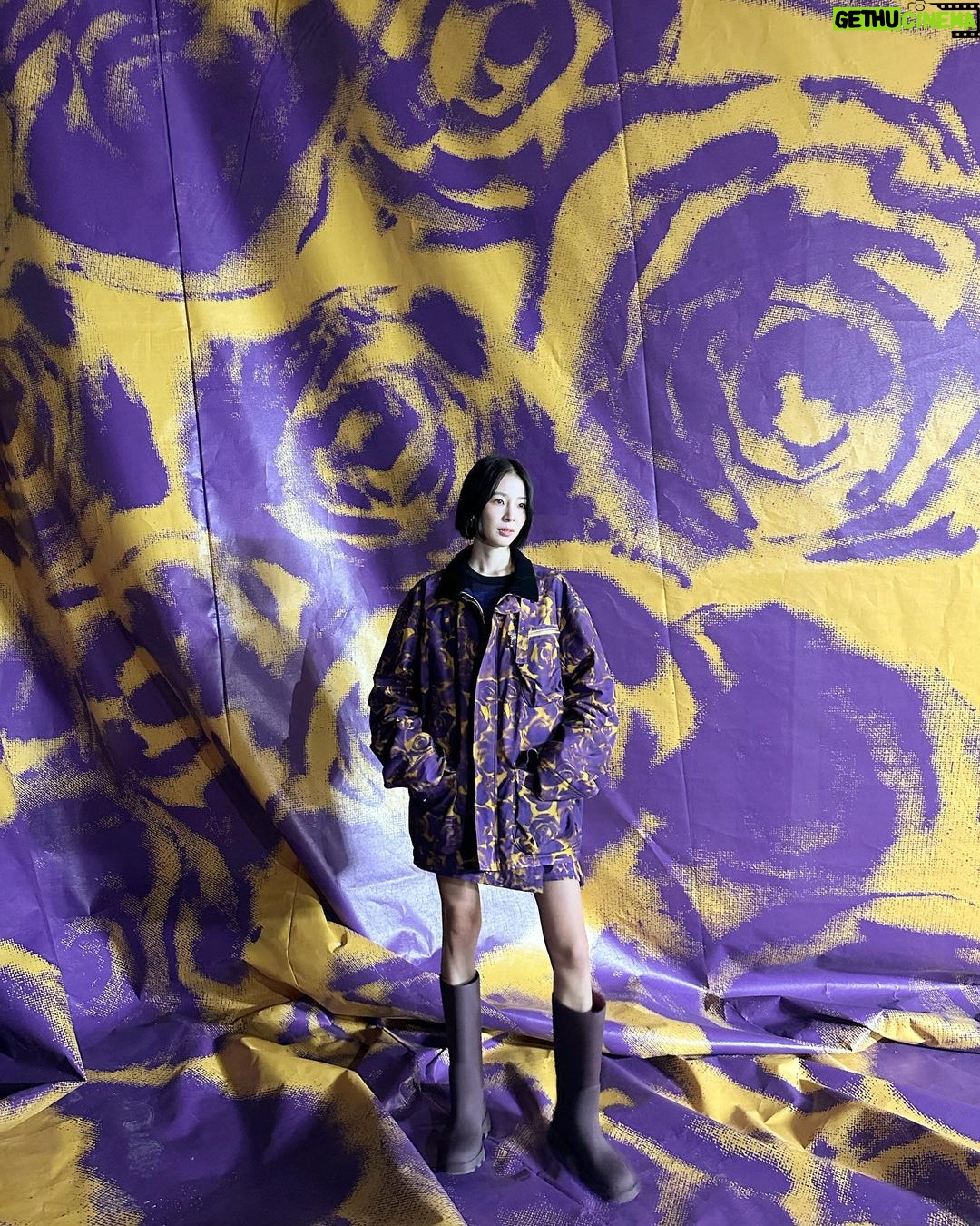 Irene Kim Instagram - Seoul is where the heart is🌹 A beautiful takeover by @Burberry for Daniel Lee’s first collection in SeongSu💜 #Ad #BurberryStreets #Burberry #버버리 Seoul, Korea