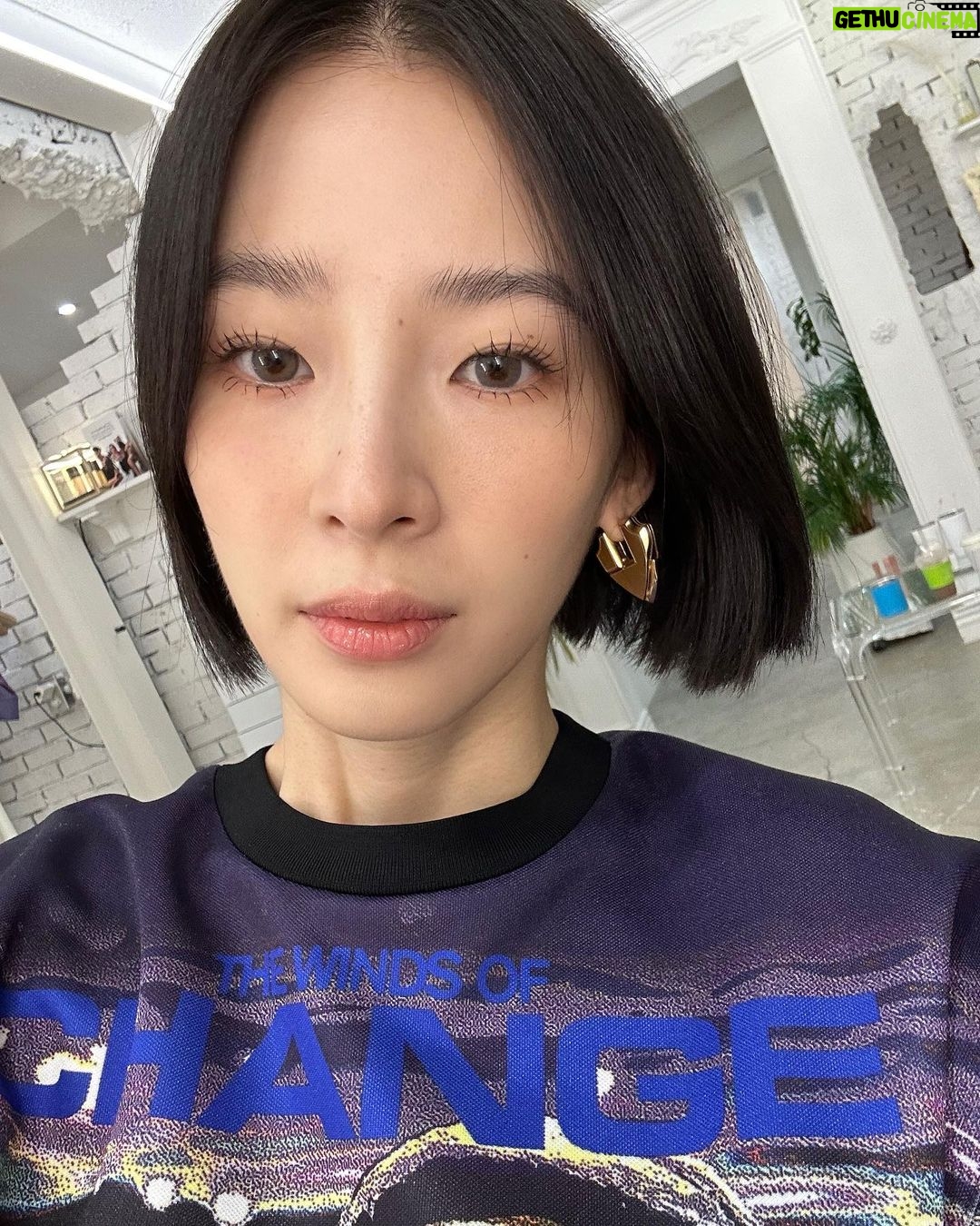 Irene Kim Instagram - Seoul is where the heart is🌹 A beautiful takeover by @Burberry for Daniel Lee’s first collection in SeongSu💜 #Ad #BurberryStreets #Burberry #버버리 Seoul, Korea