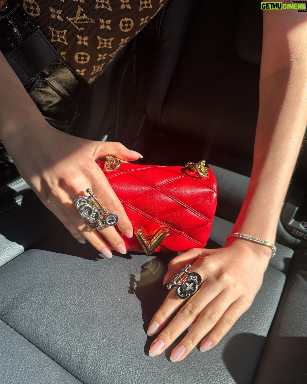 Irene Kim Instagram - C'est magnifique @louisvuitton !🎈💕 #LVSS24