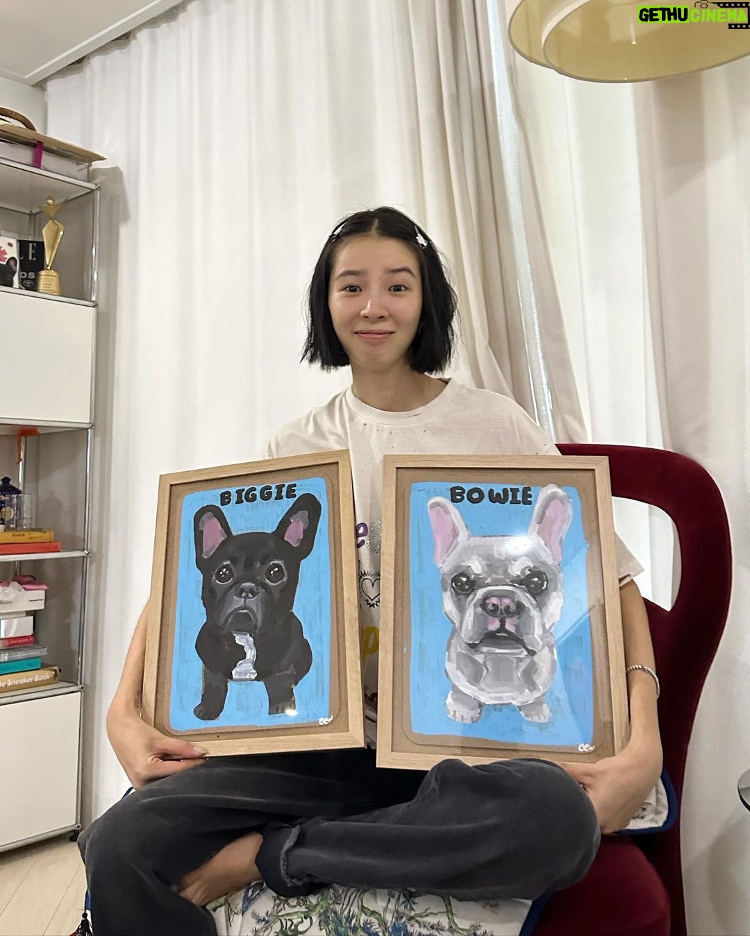 Irene Kim Instagram - The best gift ever. Thank you @benlenovitz for these adorable portraits of my Biggie & Bowie! I teared up when I saw theseโฆyou guys know how much Biggie & Bowie mean to me๐ฅฒ ์ ๊ฐ ํ๋ค๋, ์ฌํ๋, ํ๋ณตํ ๋ ๋ฌดํ ์ฌ๋์ ์ฃผ๋ ๋น๊ธฐ์ ๋ณด์ ํญ์ ๊ณ ๋ง์๐ฅบ ์ธ์์ ํ๋๋ฟ์ธ ์ฌ๋ํ๋ ๋ฐ๋ ค๋๋ฌผ์ ์ถ์ตํ ์ ์๋ ๊ฒฝํ์ ์ ์ธ๊ณ๋ฐฑํ์ ๋ง์ ๋จ๋
ํ์
์์ 10์4์ผ-22์ผ๊น์ง ๋ฐ๋ ค๋๋ฌผ ์ด์ํ ์ ๋ฌธ ์ํฐ์คํธ ๋ฒค ๋ ๋
ธ๋น์ธ ์ ๋ง๋๋ณผ์์์๋๋คโค๏ธโค๏ธโค๏ธ #๊ด๊ณ #์ ์ธ๊ณX๋ฒค๋ ๋
ธ๋น์ธ #๋ฒค๋ ๋
ธ๋น์ธ #๋ฐ๋ ค๋๋ฌผ์ด์ํ