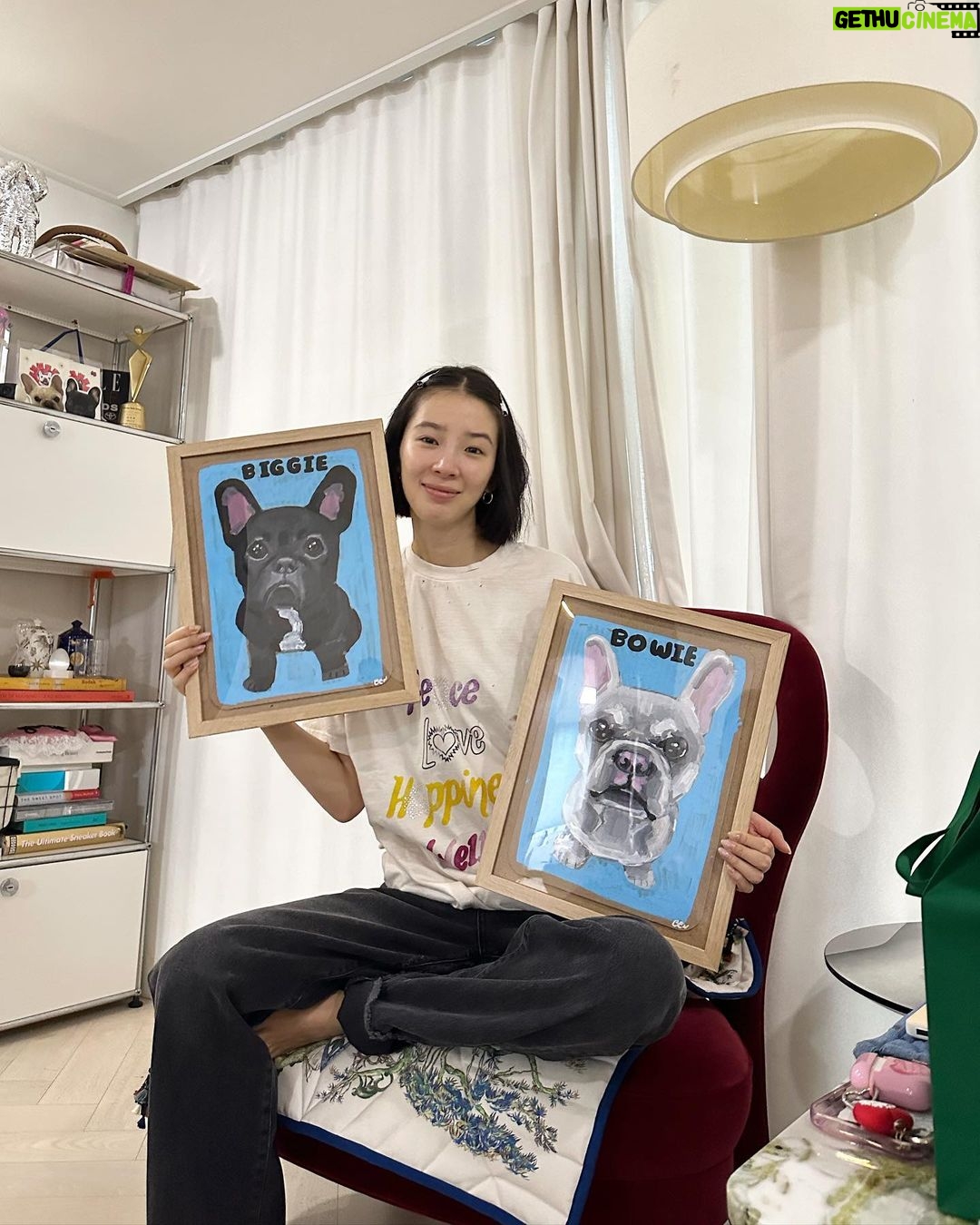 Irene Kim Instagram - The best gift ever. Thank you @benlenovitz for these adorable portraits of my Biggie & Bowie! I teared up when I saw theseโฆyou guys know how much Biggie & Bowie mean to me๐ฅฒ ์ ๊ฐ ํ๋ค๋, ์ฌํ๋, ํ๋ณตํ ๋ ๋ฌดํ ์ฌ๋์ ์ฃผ๋ ๋น๊ธฐ์ ๋ณด์ ํญ์ ๊ณ ๋ง์๐ฅบ ์ธ์์ ํ๋๋ฟ์ธ ์ฌ๋ํ๋ ๋ฐ๋ ค๋๋ฌผ์ ์ถ์ตํ ์ ์๋ ๊ฒฝํ์ ์ ์ธ๊ณ๋ฐฑํ์ ๋ง์ ๋จ๋
ํ์
์์ 10์4์ผ-22์ผ๊น์ง ๋ฐ๋ ค๋๋ฌผ ์ด์ํ ์ ๋ฌธ ์ํฐ์คํธ ๋ฒค ๋ ๋
ธ๋น์ธ ์ ๋ง๋๋ณผ์์์๋๋คโค๏ธโค๏ธโค๏ธ #๊ด๊ณ #์ ์ธ๊ณX๋ฒค๋ ๋
ธ๋น์ธ #๋ฒค๋ ๋
ธ๋น์ธ #๋ฐ๋ ค๋๋ฌผ์ด์ํ