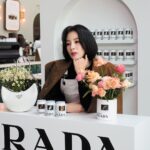 Irene Kim Instagram - Today I’m visiting the #PradaFW23 Kiosk in Jongro, Seoul. Flowers are the protagonists of the new @prada FW23 Campaign and a series of special initiatives that Prada is revealing in select international cities from September 14 to 16, 2023. 종로, 성수, 강남 까치화방에서 만나요!💐 @prada #PradaFW23 #adv 까치화방 종로타워