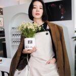 Irene Kim Instagram - Today I’m visiting the #PradaFW23 Kiosk in Jongro, Seoul. Flowers are the protagonists of the new @prada FW23 Campaign and a series of special initiatives that Prada is revealing in select international cities from September 14 to 16, 2023. 종로, 성수, 강남 까치화방에서 만나요!💐 @prada #PradaFW23 #adv 까치화방 종로타워