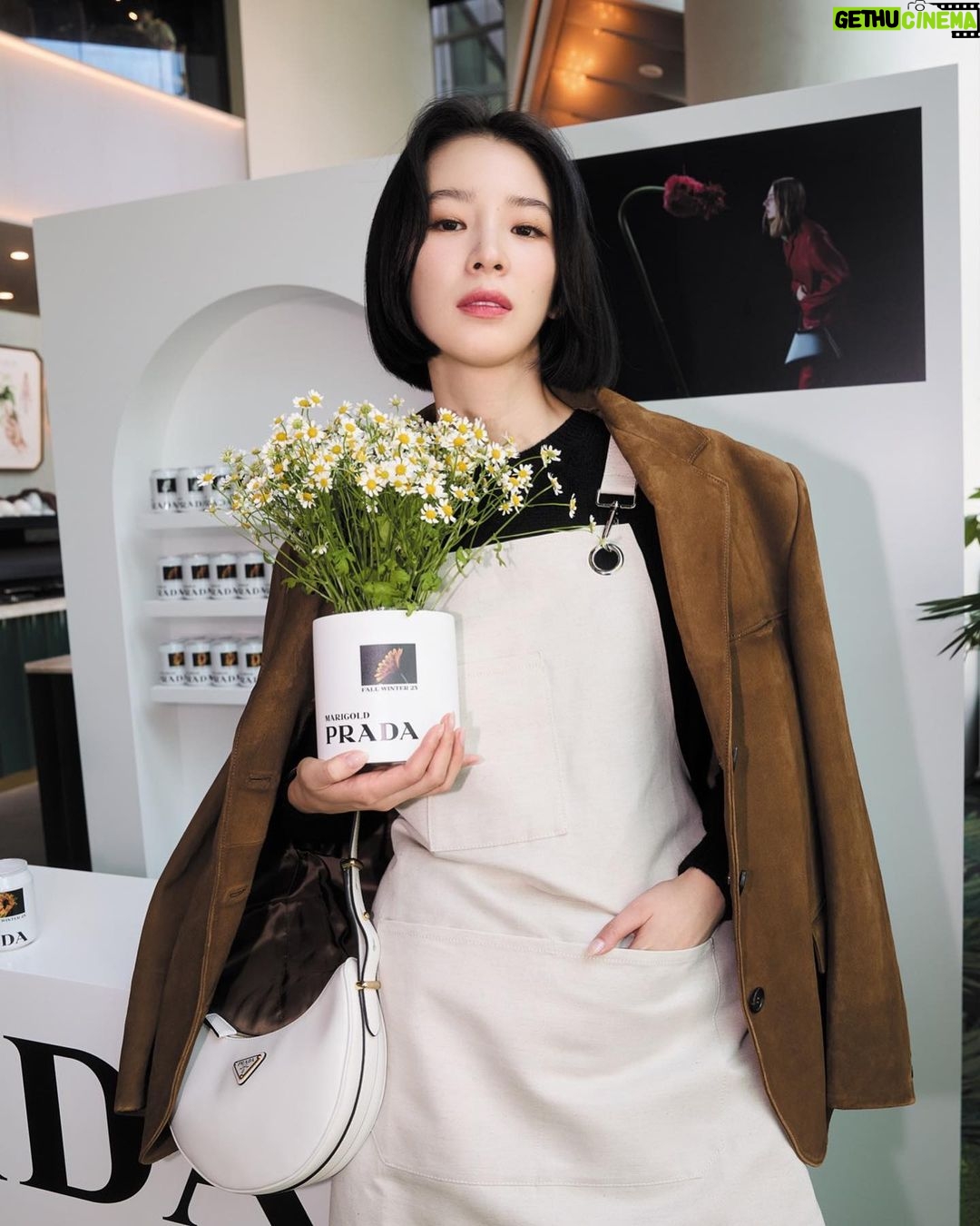 Irene Kim Instagram - Today I’m visiting the #PradaFW23 Kiosk in Jongro, Seoul. Flowers are the protagonists of the new @prada FW23 Campaign and a series of special initiatives that Prada is revealing in select international cities from September 14 to 16, 2023. 종로, 성수, 강남 까치화방에서 만나요!💐 @prada #PradaFW23 #adv 까치화방 종로타워