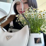Irene Kim Instagram - Today I’m visiting the #PradaFW23 Kiosk in Jongro, Seoul. Flowers are the protagonists of the new @prada FW23 Campaign and a series of special initiatives that Prada is revealing in select international cities from September 14 to 16, 2023. 종로, 성수, 강남 까치화방에서 만나요!💐 @prada #PradaFW23 #adv 까치화방 종로타워