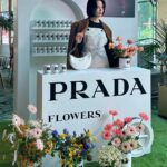 Irene Kim Instagram - Today I’m visiting the #PradaFW23 Kiosk in Jongro, Seoul. Flowers are the protagonists of the new @prada FW23 Campaign and a series of special initiatives that Prada is revealing in select international cities from September 14 to 16, 2023. 종로, 성수, 강남 까치화방에서 만나요!💐 @prada #PradaFW23 #adv 까치화방 종로타워