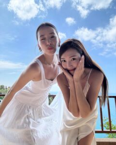 Irene Kim Instagram - Best views with best friends☁️🌞🩵 🌅 🐚🫧 @paresaresort Paresa