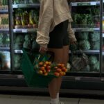 Iris Mittenaere Instagram - Pour les gens qui s’inquiètent et qui ont envie de dire : mais non, sport légumes pourquoi t’imposer cette vie atroce ?! 🥒💀 Promis j’ai pris des chips 😉😂