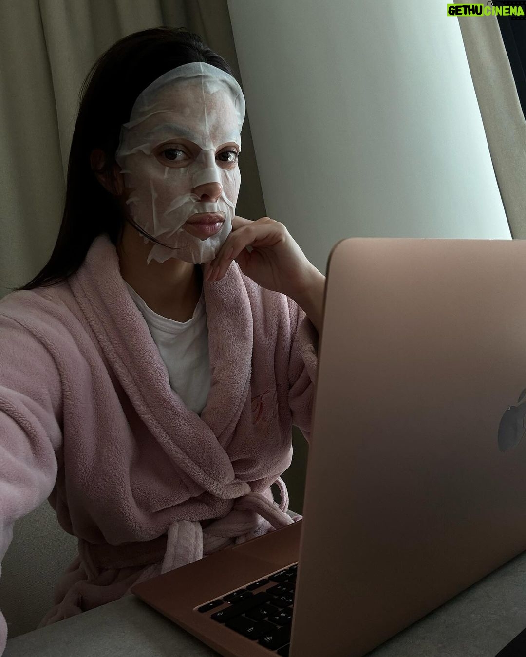 Iris Mittenaere Instagram - 2024 camera roll 📸 1) nouvelle photo d’identité 🤓 2) j’ai défoncé 2023 💥🥊 3) j’ai eu le cœur brisé 💔😅 4) j’ai mangé du chaat 😾🤣 5) j’ai emmené Nab découvrir ma passion ❤️🔥 6) j’ai fait un effort vestimentaire pour bosser 7) Grateful pour ces couleurs 🥹 8) un samedi parfait ☀️🫶🏻 9) une exposition magique @armanibeauty