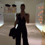 Iris Mittenaere Instagram - 2024 camera roll 📸 1) nouvelle photo d’identité 🤓 2) j’ai défoncé 2023 💥🥊 3) j’ai eu le cœur brisé 💔😅 4) j’ai mangé du chaat 😾🤣 5) j’ai emmené Nab découvrir ma passion ❤️‍🔥 6) j’ai fait un effort vestimentaire pour bosser 7) Grateful pour ces couleurs 🥹 8) un samedi parfait ☀️🫶🏻 9) une exposition magique @armanibeauty