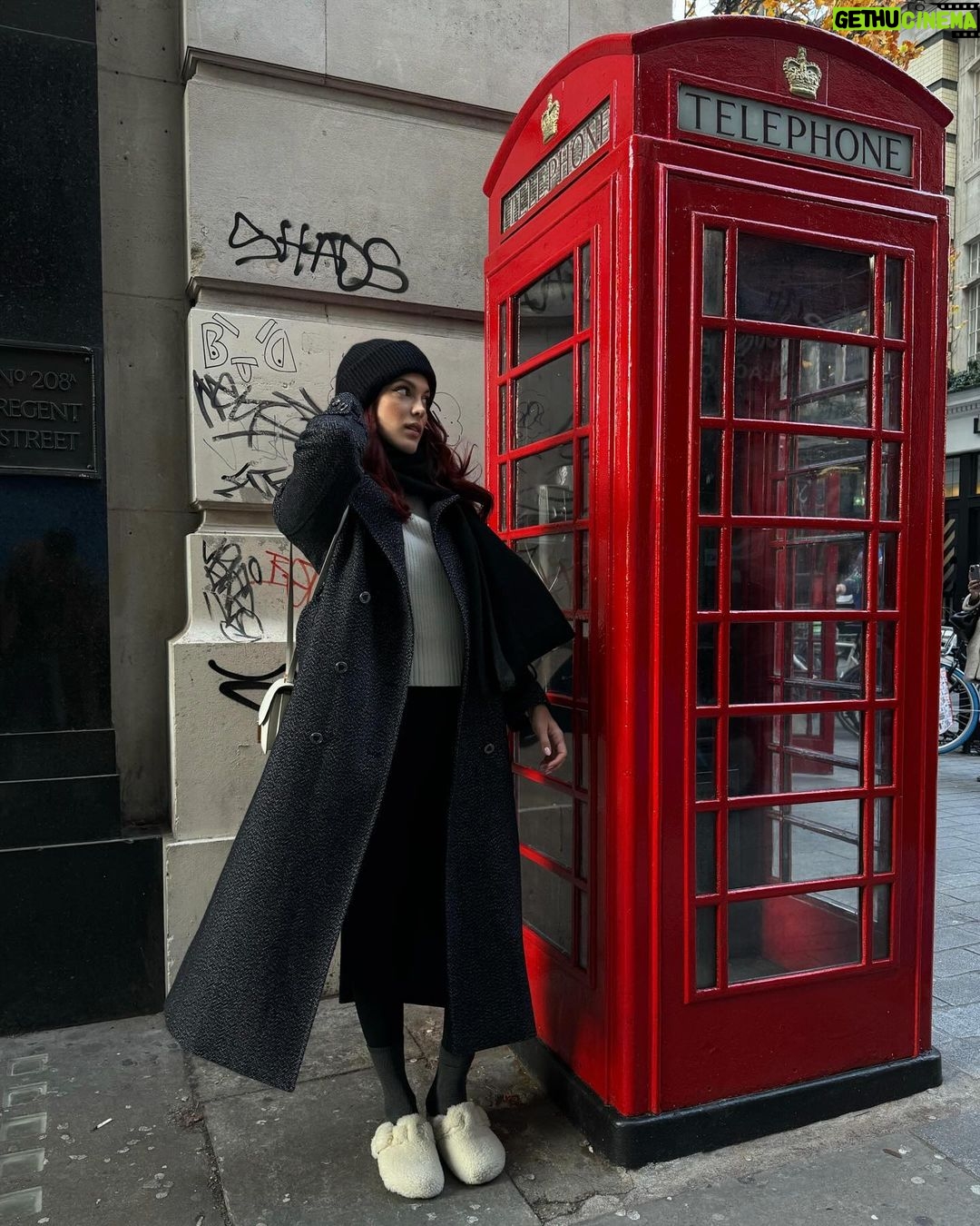 Iris Mittenaere Instagram - Unposted from London 2023 @rosewoodlondon 🫶🏻☎️ D’ailleurs enjoy les dernières photos avec mes cheveux rouge 😂 Publicité - invitation Rosewood London
