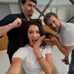 Iris Mittenaere Instagram – OMG !! J’ai décidé de changer de tête ( encore 😂😂😅😅 ) et j’ai pris les meilleurs de France pour me créer ma nouvelle apparence @thomastuccinardi @paulduchemin 😄🫶🏻🫶🏻 
Alors, on va réussir à l’enlever ce rouge ?! Je vais couper court ou pas ?!!