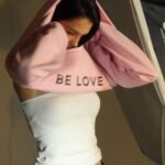 Iris Mittenaere Instagram – collaboration commerciale En ce mois de l’amour, je voulais justement vous raconter ma plus grande histoire d’amour 🫶🏻 
Chaque histoire est unique, mais @theofficialpandora les raconte de la plus poétique des manières 🥹🫶🏻 
Vous avez repéré les charms qui racontent mes secrets ? 😉 
 #Moments #ShotforPandora