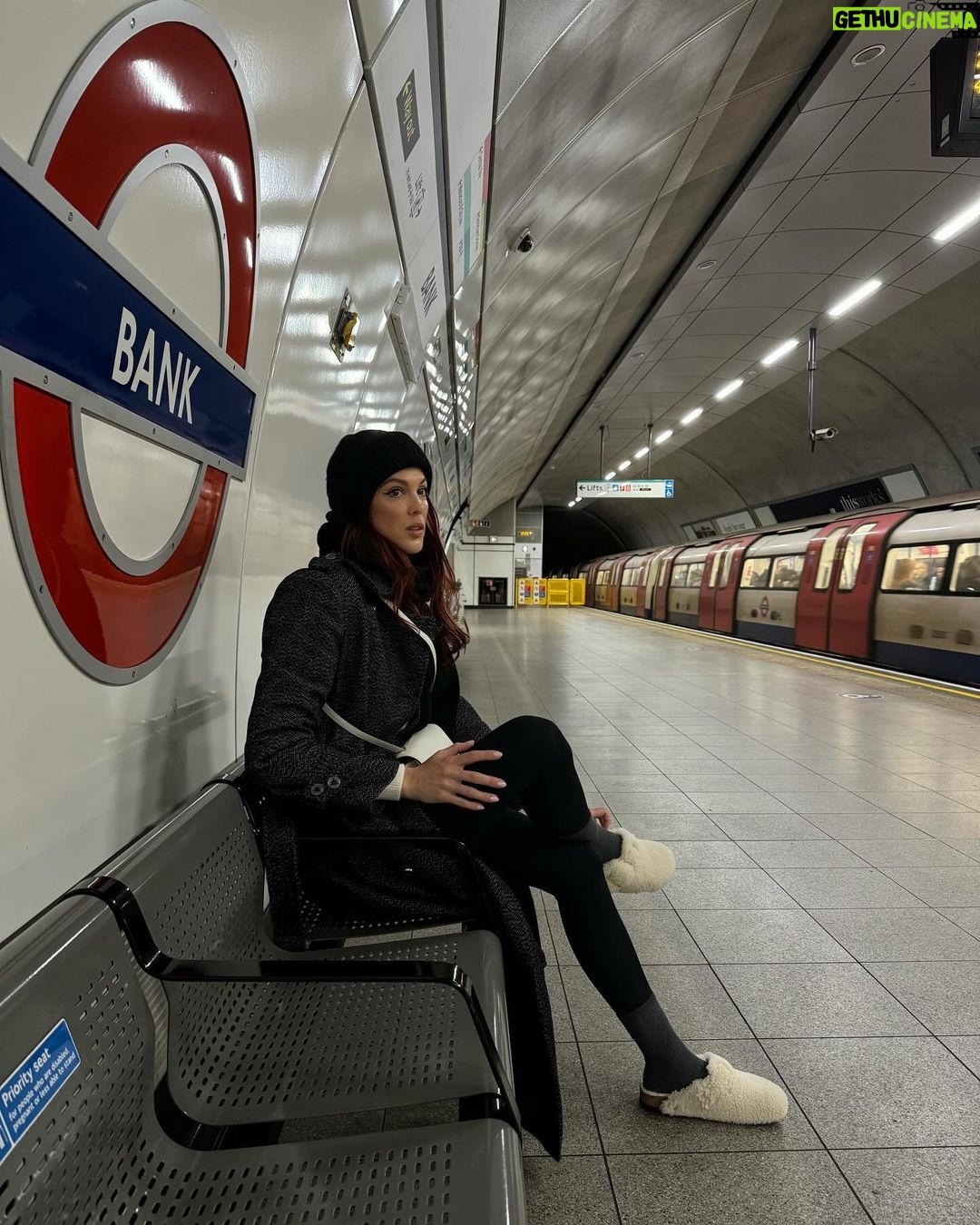 Iris Mittenaere Instagram - London day 1 : Go tout plaquer pour devenir un elfe 🧑🏼🎄 London, England, UK
