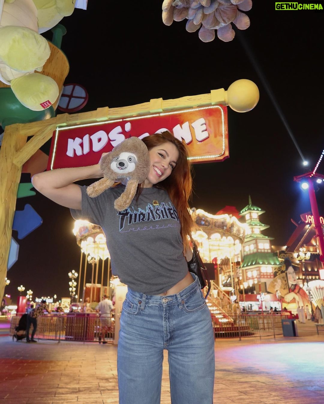 Iris Mittenaere Instagram - You ll find me where I belong : The Kids zone 🧸 Donc mon nouveau pote est un paresseux 🦥 on lui donne quoi comme nom ?! je dead de @diegoelglaoui blasé face à moi en folie 😂 Global Village