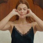 Iris Mittenaere Instagram – Get Unready with me 😁 @shiseido 
30 ans VS 20 ans .. je ne PEUX PAS rentrer de soirée sans faire ma routine complète ! Et terminer par un massage avec le chouchou dont je suis addict depuis septembre : le nouveau concentré nuit Vital Perfection 🫶 pour une peau rebondie et lisse au réveil, ça commence dès la veille 😂 @sephorafrance #Potentialhasnoage #ShiseidoSkincare