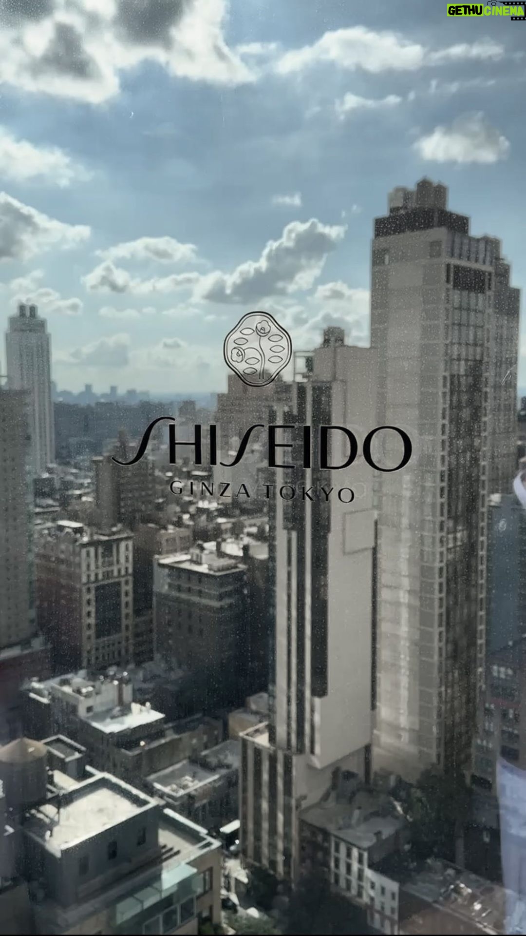 Iris Mittenaere Instagram - Je vous embarque avec moi dans une soirée New Yorkaise de folie avec @shiseido et @madamefigarofr pour le lancement du nouveau concentré nuit Vital Perfection #shiseidoskincare #potentialhasnoage #VitalPerfection