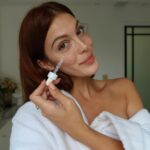 Iris Mittenaere Instagram – Real skin 🫶🏻
Ma peau et moi, ça n’a pas toujours été une histoire d’amour .. surtout après avoir arrêté la pilule, l’acné hormonale a débarqué sans prévenir . @avene m’a toujours accompagné lorsque ma peau en avait besoin, et si je suis en paix avec ma peau aujourd’hui c’est notamment grâce à ce sérum cleanance. Anti imperfection & effet peau neuve en 10j. Il entre dans mes indispensables 🫶🏻

Merci Avene de me laisser la liberté de choisir, de tester en avant première et d avoir une super team qui m’aide à me sentir bien dans ma peau 🫶🏻