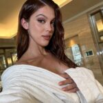Iris Mittenaere Instagram – Tuto coiffure de fashion ! 
hyper facile avec le steampod @lorealpro et le nouveau soin lissant professionnel qui protège les cheveux et évite les frisottis ! Mon indispensable pendant cette Fashion week ! 
Alors ? Le résultat final vous plait ? 

Merci à mon binôme de coiffure et de fous rires @paulduchemin ! #steampod4 #haircare Paris, France