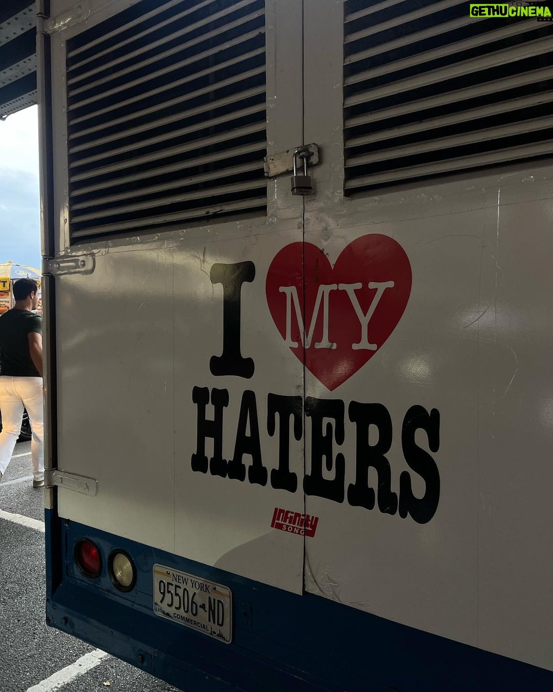 Iris Mittenaere Instagram - Love and hate story ❤️ Manhattan, New York