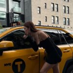 Iris Mittenaere Instagram - Few NYC things .. last one is my fav 🫶🏻 1) Mon truc pref dans les rues de NYC 🚕 2) la plus belle surprise d’arrivée 🥹 3) mon activité préférée 4) le genre de brunch qui me fait me réveiller le matin 😂 5) l’accessoire h24 🥤 6) si tu ne les manges pas, porte les 🍩😂 Manhattan, New York