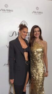 Iris Mittenaere Instagram - Quand LA personne qui t’a fait découvrir la mode à 13 ans complimente ton look 🥹🥹 @annehathaway la plus belle & fun des queens ( on se sait, je rêvais d’être elle, elle m’a fait me couper une frange et tout 😂 pas vous ? ) Merci @shiseido pour la rencontre avec votre nouvelle égérie 🫶🏻 Et d’ailleurs c’est un full look @michaelkors .. Je pense qu’Emily aurait kiffé 😂 Manhattan, New York