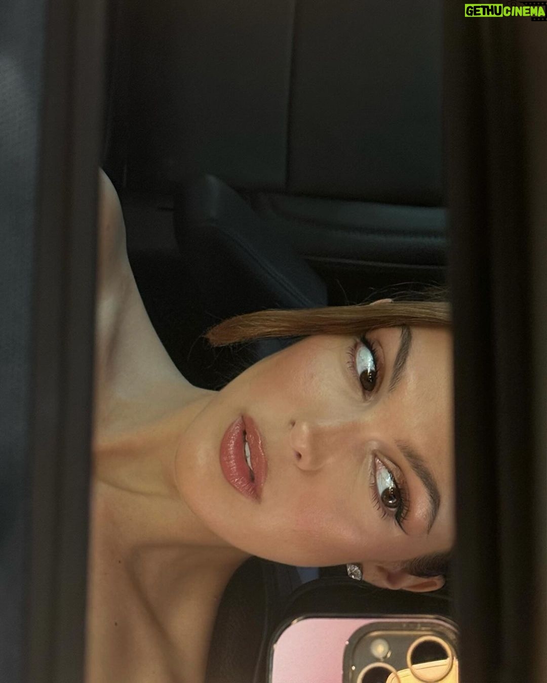 Iris Mittenaere Instagram - Collaboration Commerciale Le produit à emmener partout ? Un blush, ombre à paupière, eye-liner ? Mon idole tint fait tout ahah 😈! La nouveauté de dingue chez @lancomeofficial 🫶🏻 Vous pouvez tout faire avec une seule teinte mais moi j’ai voulu en tester plein ! J’ai mis la teinte canyon clay en blush et en ras de cil inférieur Le hot lava en fard à paupières Le sunburst irisé en highlighter et en point de lumière (milieu paupière et sous le sourcil ) ✨✨ #skincare #makeup
