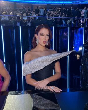 Iris Mittenaere Instagram - The universe has a new queen 🫶🏻 and I finally got to hug my second miss universe 🫶🏻
@missuniverse