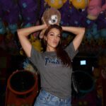 Iris Mittenaere Instagram – You ll find me where I belong : The Kids zone 🧸 
Donc mon nouveau pote est un paresseux 🦥 on lui donne quoi comme nom ?! 
je dead de @diegoelglaoui blasé face à moi en folie 😂 Global Village