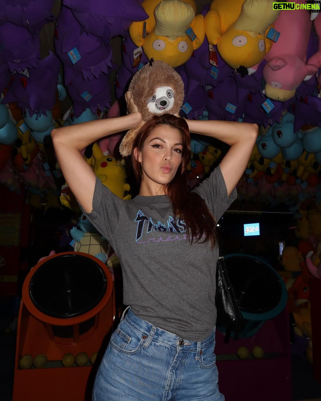 Iris Mittenaere Instagram - You ll find me where I belong : The Kids zone 🧸 Donc mon nouveau pote est un paresseux 🦥 on lui donne quoi comme nom ?! je dead de @diegoelglaoui blasé face à moi en folie 😂 Global Village