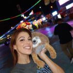 Iris Mittenaere Instagram - You ll find me where I belong : The Kids zone 🧸 Donc mon nouveau pote est un paresseux 🦥 on lui donne quoi comme nom ?! je dead de @diegoelglaoui blasé face à moi en folie 😂 Global Village