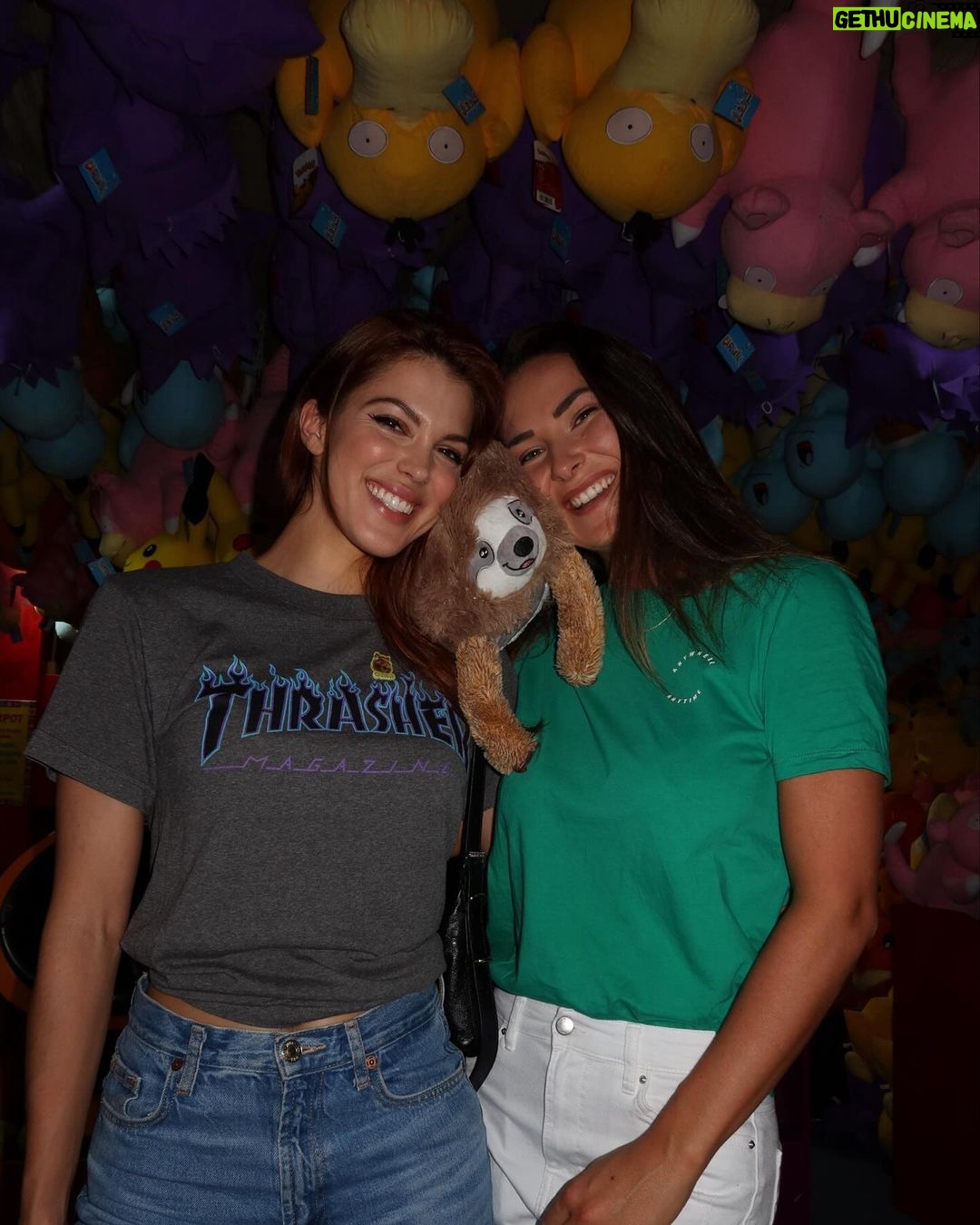 Iris Mittenaere Instagram - You ll find me where I belong : The Kids zone 🧸 Donc mon nouveau pote est un paresseux 🦥 on lui donne quoi comme nom ?! je dead de @diegoelglaoui blasé face à moi en folie 😂 Global Village