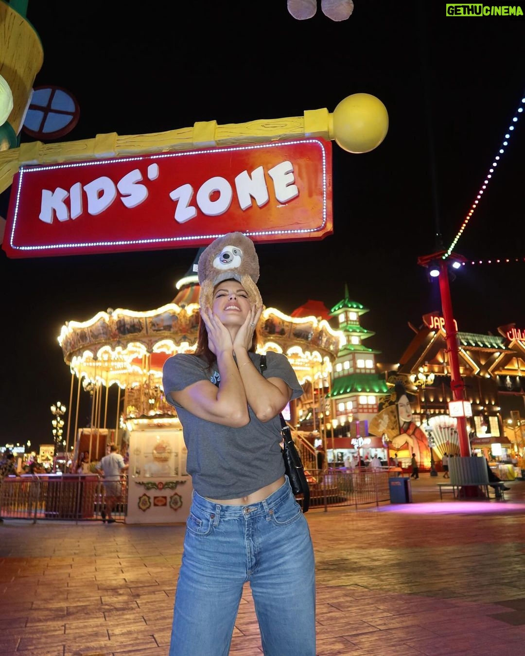 Iris Mittenaere Instagram - You ll find me where I belong : The Kids zone 🧸 Donc mon nouveau pote est un paresseux 🦥 on lui donne quoi comme nom ?! je dead de @diegoelglaoui blasé face à moi en folie 😂 Global Village