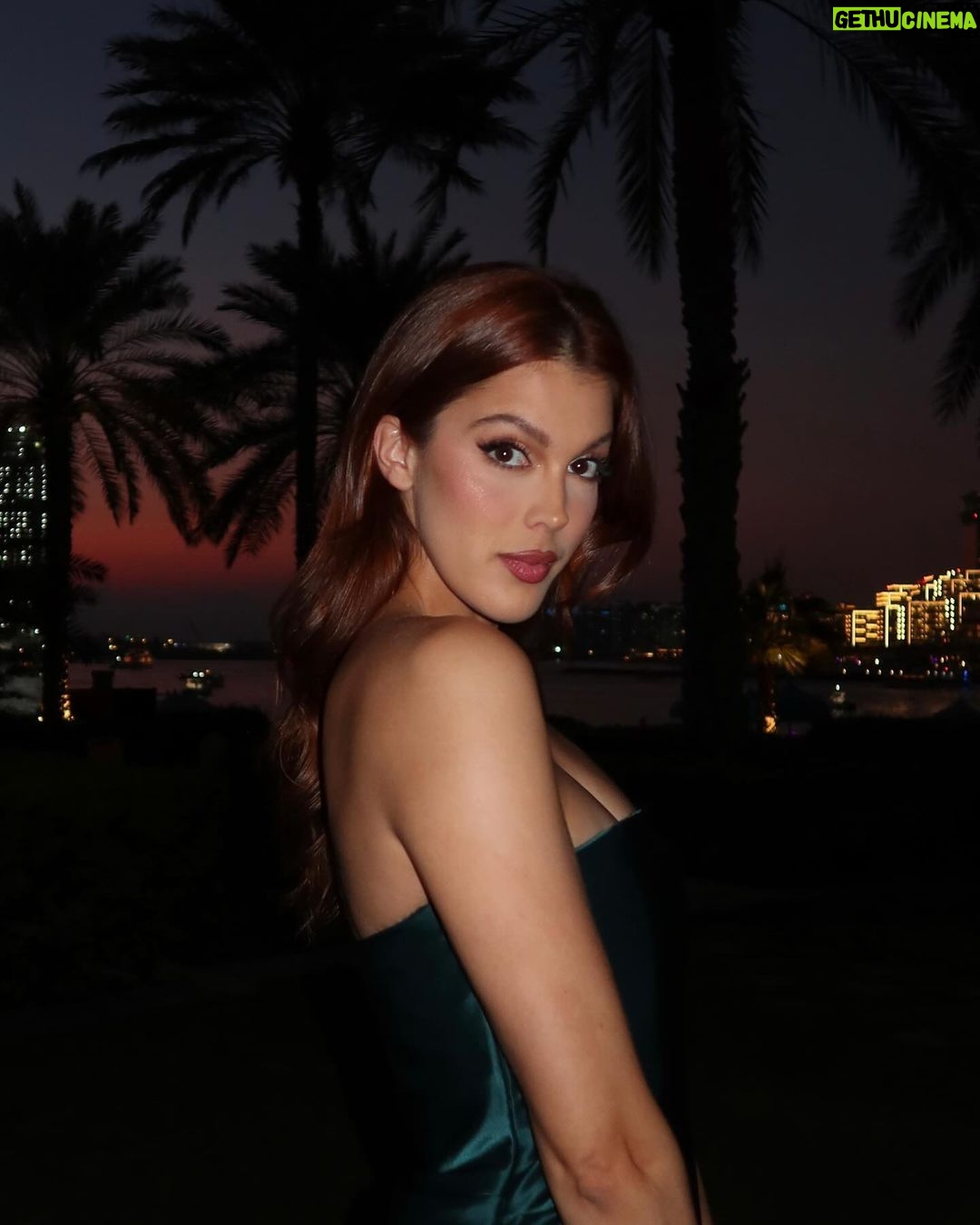 Iris Mittenaere Instagram - Le secret du teint parfait qui tient toute la soirée ? Une bonne préparation de la peau & des produits pour le teint longue tenue et infusés en soin @lancomeofficial 😄🤩 swipe pour voir les chouchous que j’utilise 🫶🏻 #skincare #makeup