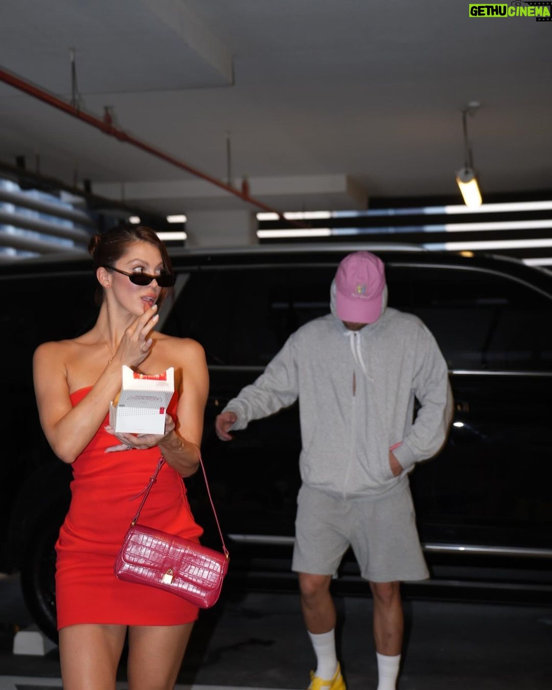 Iris Mittenaere Instagram - Bieber’s from wish. On admirera la qualité des détails de ce costume d’Halloween ( le collier ) 🤓😂 et surtout MES chaussures que porte Paul 😂