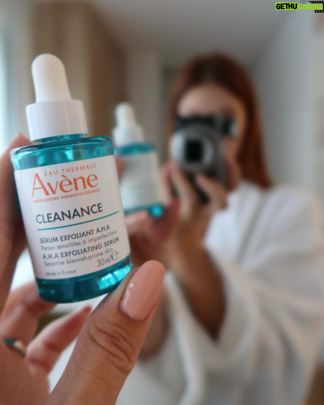 Iris Mittenaere Instagram - Real skin 🫶🏻 Ma peau et moi, ça n’a pas toujours été une histoire d’amour .. surtout après avoir arrêté la pilule, l’acné hormonale a débarqué sans prévenir . @avene m’a toujours accompagné lorsque ma peau en avait besoin, et si je suis en paix avec ma peau aujourd’hui c’est notamment grâce à ce sérum cleanance. Anti imperfection & effet peau neuve en 10j. Il entre dans mes indispensables 🫶🏻 Merci Avene de me laisser la liberté de choisir, de tester en avant première et d avoir une super team qui m’aide à me sentir bien dans ma peau 🫶🏻