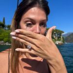 Iris Mittenaere Instagram - Les choses qui font de moi, moi ! 1) Mon amour infini pour la nourriture 🍕 2) Être fiancée à cette petite personne 💍 3) Et rester digne en toutes circonstances 4) Mes origines des Flandres 🍻 5) Mon amour pour les chats 🐈‍⬛ 6) Mon addiction pour les iced latte coconut milk 7) Et ma maladresse légendaire 8) Faire passer ma famille avant tout 🫶🏻 9) Mon rire de mouette h24🐦 10) Ne pas me prendre au sérieux ( et être sublime avec un casque ) J’aimais beaucoup trop cette trend pour ne pas la faire la 🫶🏻