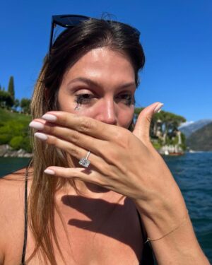 Iris Mittenaere Instagram - Les choses qui font de moi, moi ! 
1) Mon amour infini pour la nourriture 🍕
2) Être fiancée à cette petite personne 💍
3) Et rester digne en toutes circonstances 
4) Mes origines des Flandres 🍻
5) Mon amour pour les chats 🐈‍⬛ 
6) Mon addiction pour les iced latte coconut milk 
7) Et ma maladresse légendaire 
8) Faire passer ma famille avant tout 🫶🏻
9) Mon rire de mouette h24🐦
10) Ne pas me prendre au sérieux ( et être sublime avec un casque ) 

J’aimais beaucoup trop cette trend pour ne pas la faire la 🫶🏻