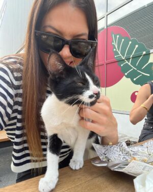 Iris Mittenaere Instagram - Les choses qui font de moi, moi ! 
1) Mon amour infini pour la nourriture 🍕
2) Être fiancée à cette petite personne 💍
3) Et rester digne en toutes circonstances 
4) Mes origines des Flandres 🍻
5) Mon amour pour les chats 🐈‍⬛ 
6) Mon addiction pour les iced latte coconut milk 
7) Et ma maladresse légendaire 
8) Faire passer ma famille avant tout 🫶🏻
9) Mon rire de mouette h24🐦
10) Ne pas me prendre au sérieux ( et être sublime avec un casque ) 

J’aimais beaucoup trop cette trend pour ne pas la faire la 🫶🏻