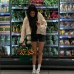 Iris Mittenaere Instagram – Pour les gens qui s’inquiètent et qui ont envie de dire : mais non, sport légumes pourquoi t’imposer cette vie atroce ?! 🥒💀
Promis j’ai pris des chips 😉😂