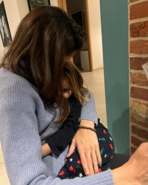 Iris Mittenaere Instagram - Les choses qui font de moi, moi ! 
1) Mon amour infini pour la nourriture 🍕
2) Être fiancée à cette petite personne 💍
3) Et rester digne en toutes circonstances 
4) Mes origines des Flandres 🍻
5) Mon amour pour les chats 🐈‍⬛ 
6) Mon addiction pour les iced latte coconut milk 
7) Et ma maladresse légendaire 
8) Faire passer ma famille avant tout 🫶🏻
9) Mon rire de mouette h24🐦
10) Ne pas me prendre au sérieux ( et être sublime avec un casque ) 

J’aimais beaucoup trop cette trend pour ne pas la faire la 🫶🏻