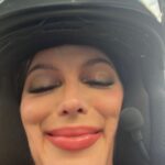 Iris Mittenaere Instagram - Les choses qui font de moi, moi ! 1) Mon amour infini pour la nourriture 🍕 2) Être fiancée à cette petite personne 💍 3) Et rester digne en toutes circonstances 4) Mes origines des Flandres 🍻 5) Mon amour pour les chats 🐈‍⬛ 6) Mon addiction pour les iced latte coconut milk 7) Et ma maladresse légendaire 8) Faire passer ma famille avant tout 🫶🏻 9) Mon rire de mouette h24🐦 10) Ne pas me prendre au sérieux ( et être sublime avec un casque ) J’aimais beaucoup trop cette trend pour ne pas la faire la 🫶🏻