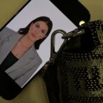 Iris Mittenaere Instagram - 2024 camera roll 📸 1) nouvelle photo d’identité 🤓 2) j’ai défoncé 2023 💥🥊 3) j’ai eu le cœur brisé 💔😅 4) j’ai mangé du chaat 😾🤣 5) j’ai emmené Nab découvrir ma passion ❤️‍🔥 6) j’ai fait un effort vestimentaire pour bosser 7) Grateful pour ces couleurs 🥹 8) un samedi parfait ☀️🫶🏻 9) une exposition magique @armanibeauty
