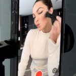 Iris Mittenaere Instagram – Collaboration Commerciale self care self love avec @avene 🫶🏻🫶🏻
3 moments d’amour avec mon spray d’eau thermale : après la douche pour éliminer le calcaire, juste avant ma skincare pour apaiser et préparer ma peau, et juste après le make up pour le fixer naturellement 💕 
Il est dispo en 3 formats différents pour m’accompagner partout 💗
#EnConfianceavecAvene #skincare